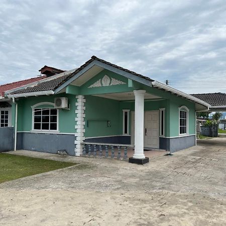 Hanif Homestay Kuching Exterior foto